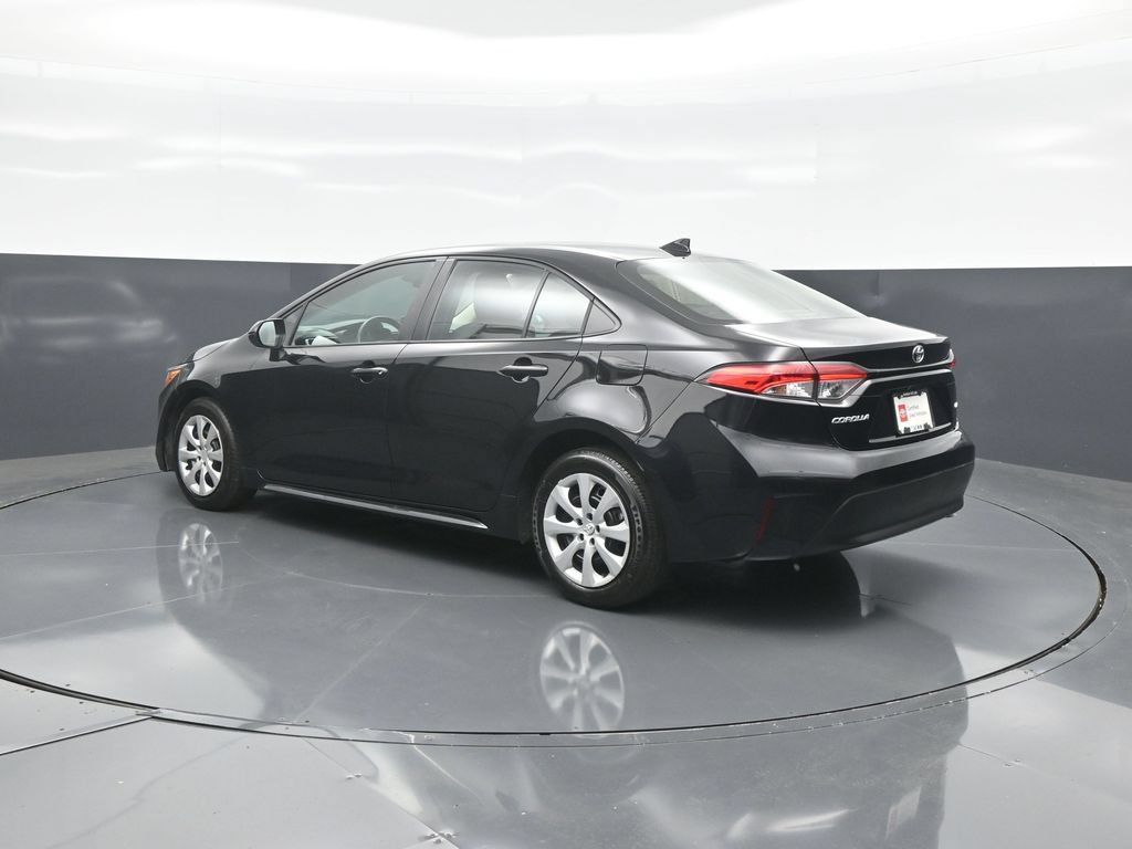 Used 2025 Toyota Corolla LE FWD image 5