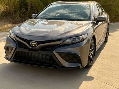 Used 2021 Toyota Camry SE w/ Convenience Package FWD image 2