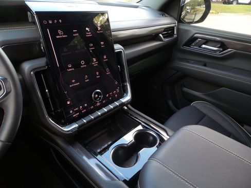Used 2025 GMC Yukon Elevation w/ Elevation Premium Package AWD/4WD image 35