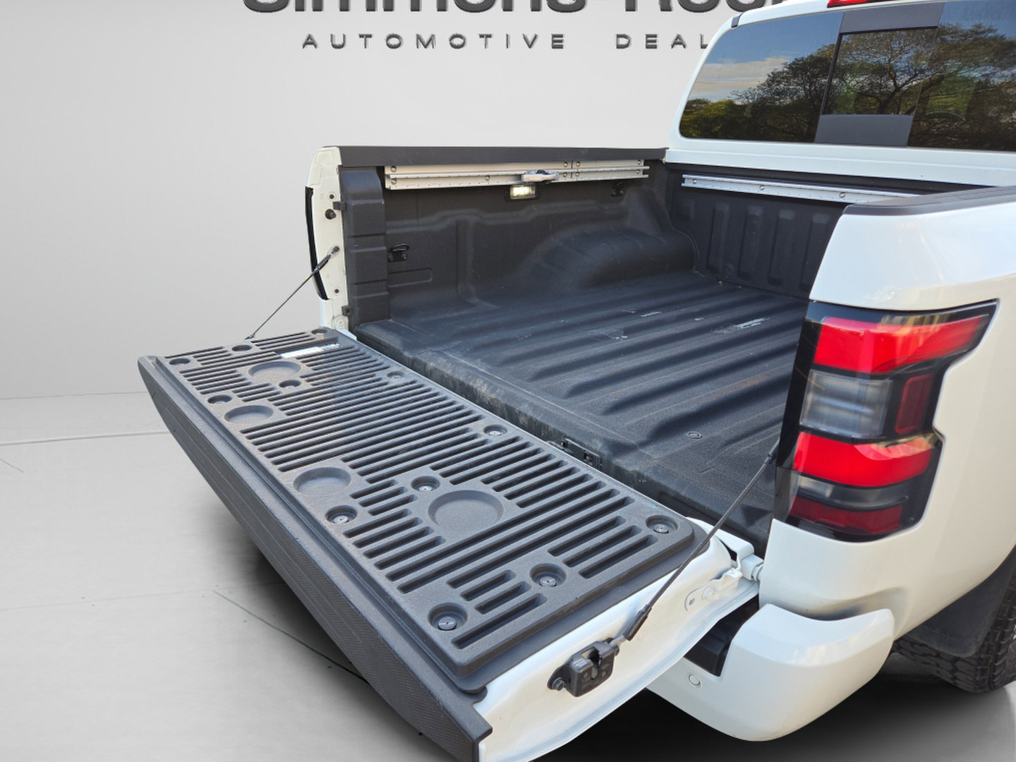 Used 2025 Nissan Frontier SV w/ SV Convenience Package AWD/4WD image 9