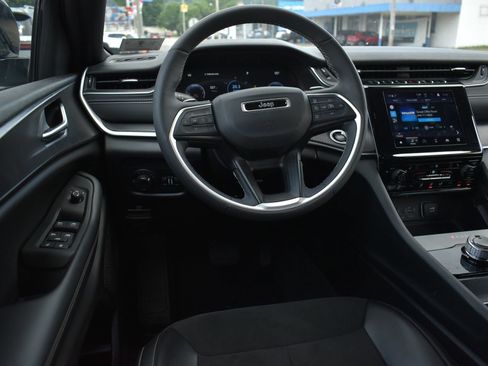 Used 2024 Jeep Grand Cherokee Altitude AWD/4WD image 17