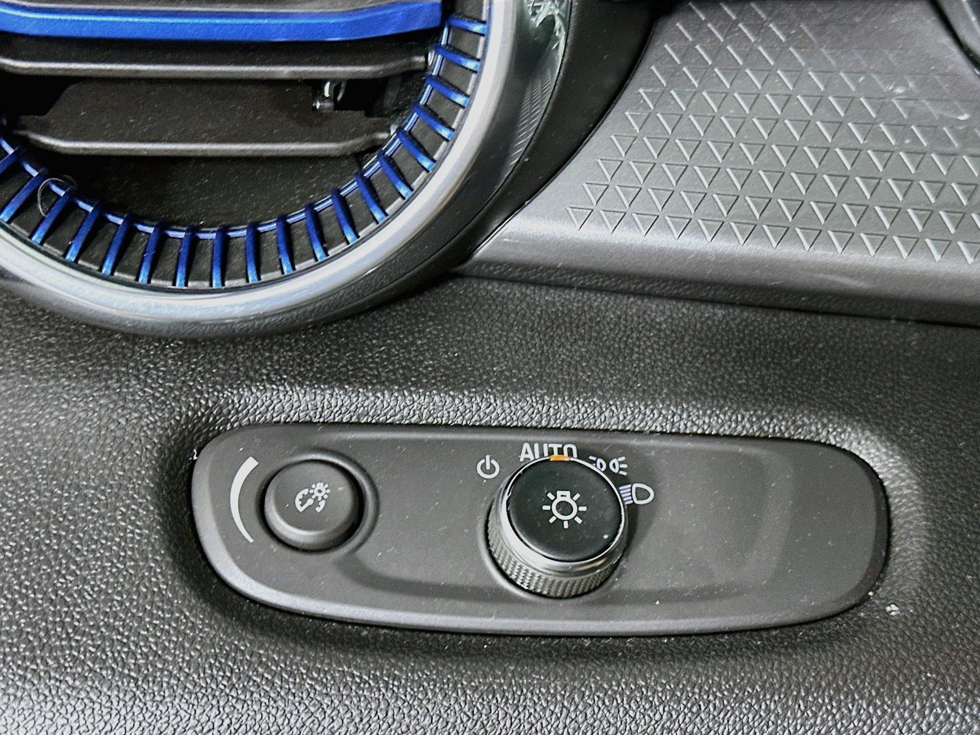 Used 2025 Chevrolet Trax LT FWD image 17