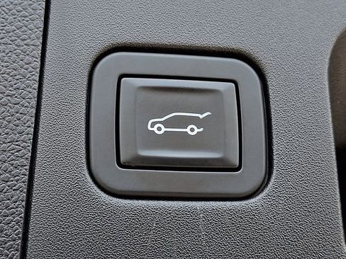 Used 2019 Cadillac XT4 Sport w/ Cold Weather Package FWD image 30