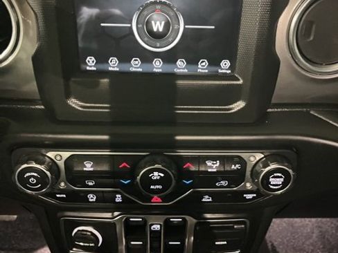 Used 2021 Jeep Gladiator Overland image 15