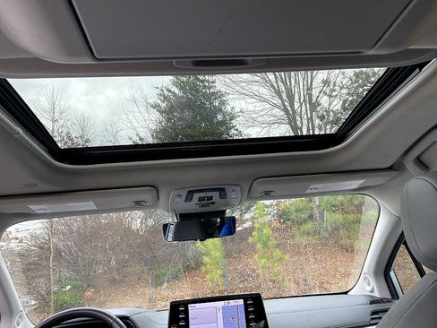 Used 2021 Toyota Sienna Limited image 20