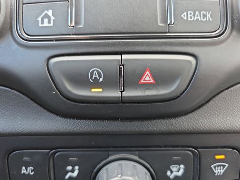 Used 2024 GMC Terrain SLT image 36