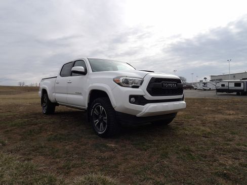 Used 2017 Toyota Tacoma TRD Sport w/ Tow Package image 4