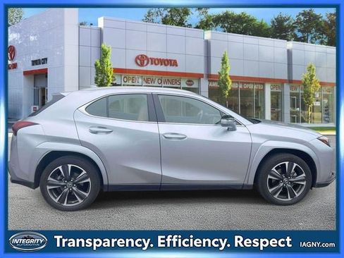 Used 2023 Lexus UX 250h AWD w/ Accessory Package (Z1) image 5