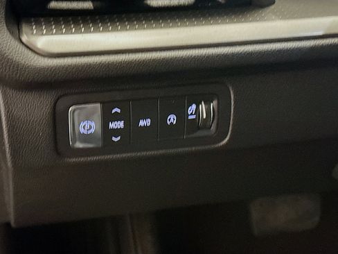 Used 2025 Chevrolet Traverse LT image 17