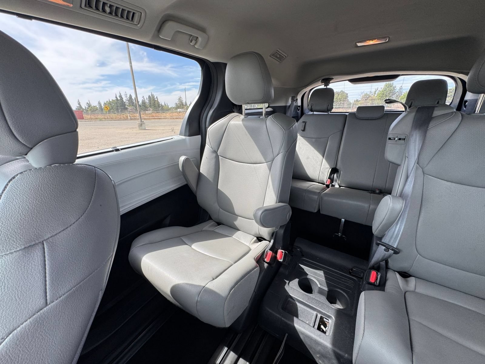 Used 2025 Toyota Sienna XLE FWD image 40