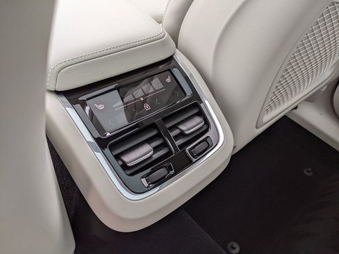 Used 2022 Volvo XC60 B5 Inscription w/ Advanced Package image 24