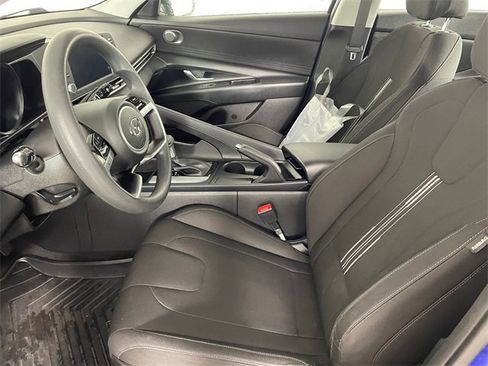 Used 2022 Hyundai Elantra SEL w/ Preferred Accessory Package image 2