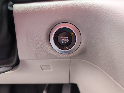 Used 2024 Chrysler Pacifica Touring-L image 19