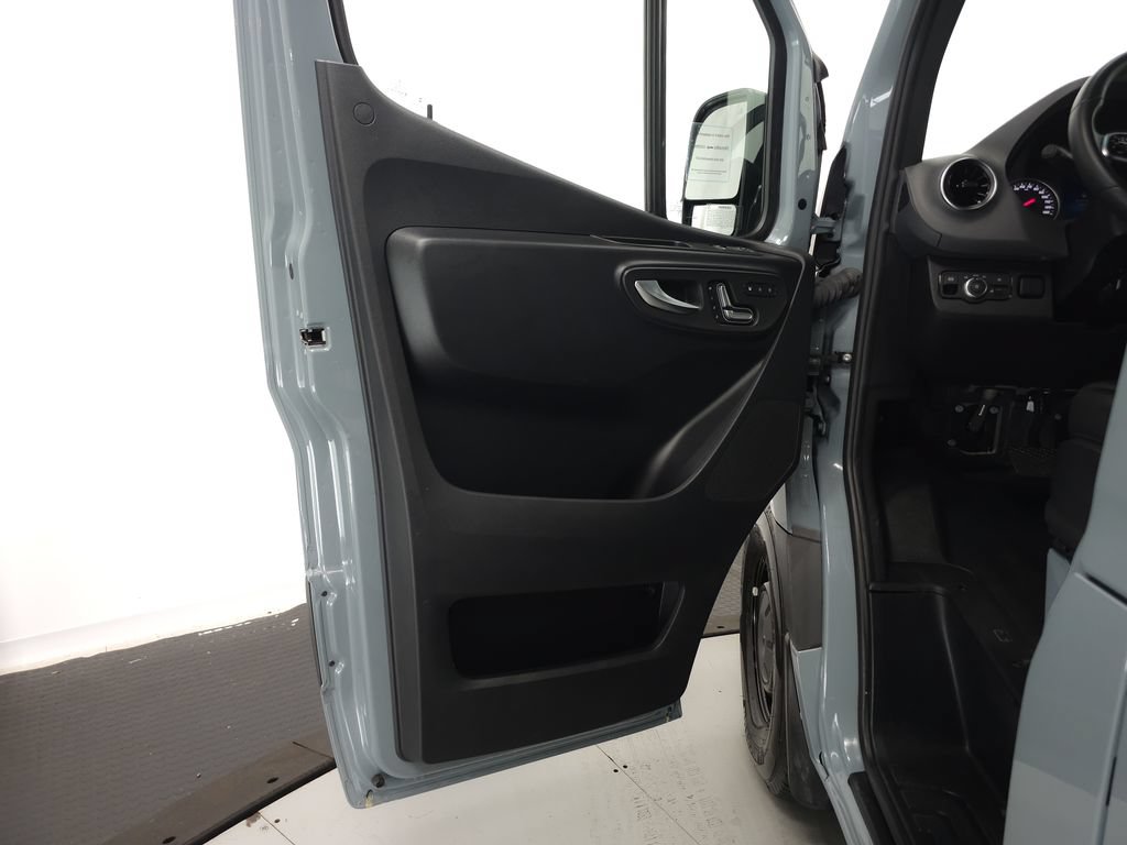 Used 2024 Mercedes-Benz Sprinter 2500 image 5