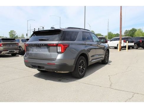 Used 2025 Ford Explorer Active AWD/4WD image 5