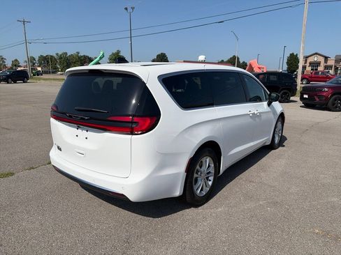 New 2027 Chrysler Pacifica Select FWD image 6