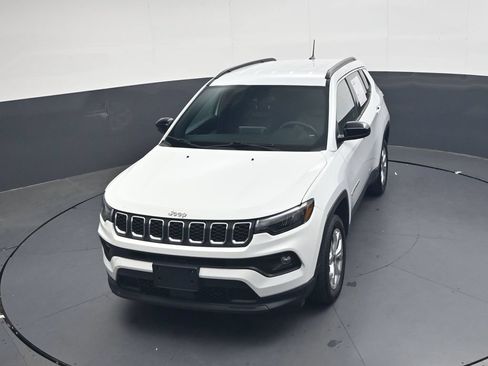 Used 2025 Jeep Compass Latitude AWD/4WD image 32
