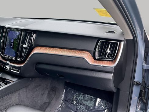 Certified 2023 Volvo XC60 B5 Plus w/ Climate Package AWD/4WD image 18