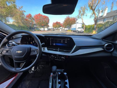 Used 2025 Chevrolet Trax LT image 31