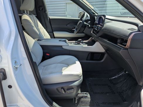 Used 2025 Toyota Grand Highlander AWD Hybrid image 31