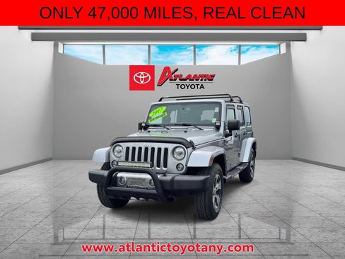 Used 2017 Jeep Wrangler Unlimited Sahara w/ Dual Top Group AWD/4WD image 4
