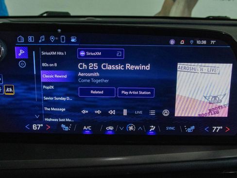 Used 2024 Chevrolet Traverse LT image 9