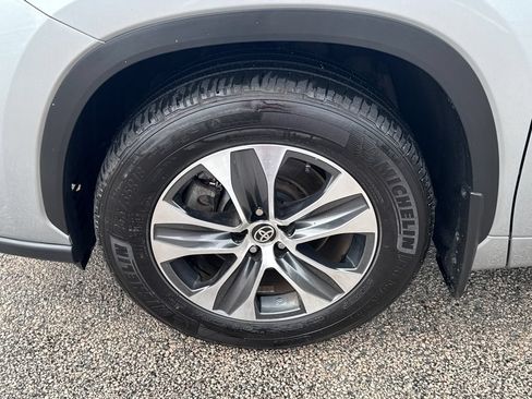 Used 2025 Toyota Highlander XLE AWD/4WD image 42