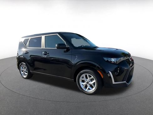 Used 2025 Kia Soul LX w/ LX Technology Package FWD image 2