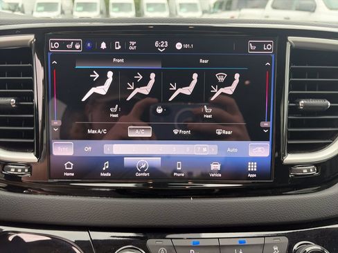 Used 2023 Chrysler Pacifica Touring-L FWD image 22