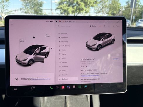 Used 2021 Tesla Model Y Long Range AWD/4WD image 23