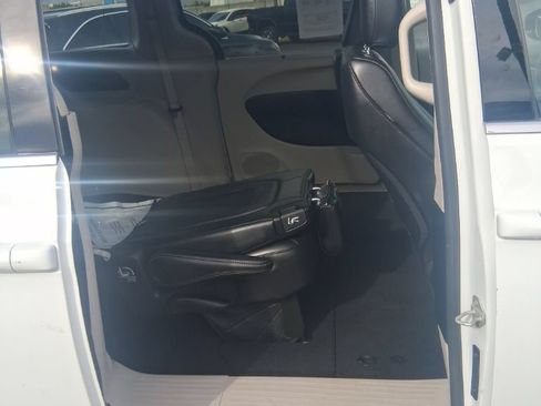 Used 2024 Chrysler Pacifica Touring-L FWD image 7