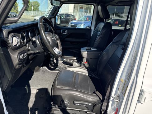 Used 2022 Jeep Wrangler Unlimited Sahara w/ Cold Weather Group AWD/4WD image 12