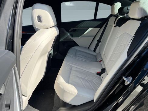 Used 2025 BMW 550e xDrive w/ Premium Package AWD/4WD image 9