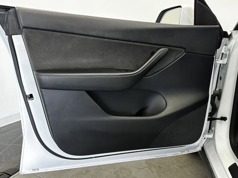 Used 2022 Tesla Model Y Long Range image 8
