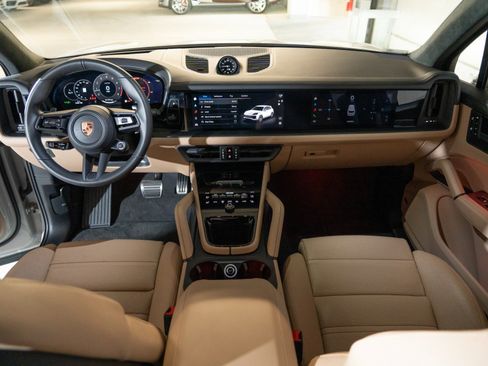 Used 2025 Porsche Cayenne GTS AWD/4WD image 24