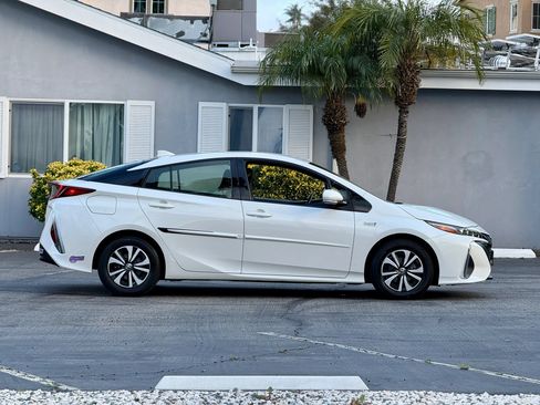 Used 2018 Toyota Prius Prime Premium w/ Carpet Mat Package FWD image 5
