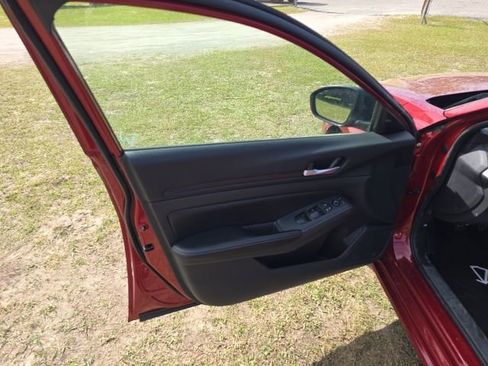 Used 2025 Nissan Altima 2.5 SV image 11