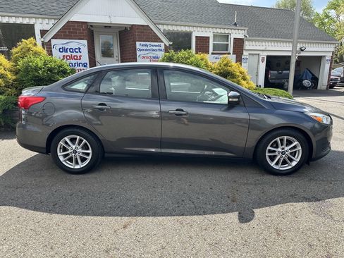 Used 2016 Ford Focus SE image 9