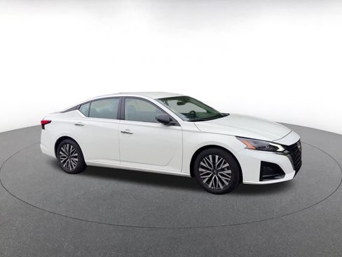 Used 2025 Nissan Altima 2.5 SV FWD image 2