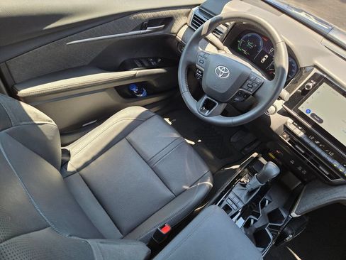 Used 2025 Toyota Camry XLE FWD image 14