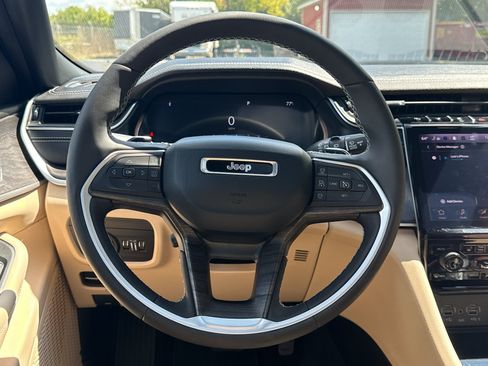 Used 2024 Jeep Grand Cherokee Limited w/ Luxury Tech Group II AWD/4WD image 24