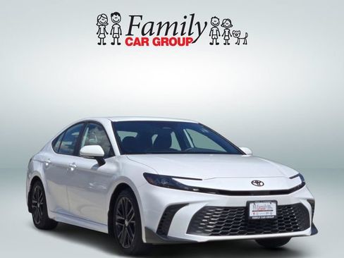 Used 2025 Toyota Camry XLE FWD image 2