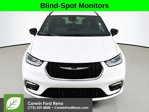 Used 2025 Chrysler Pacifica Select AWD/4WD image 2