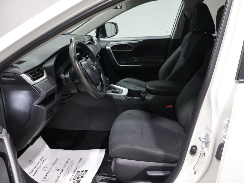 Used 2025 Toyota RAV4 LE AWD/4WD image 10