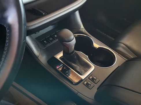 Used 2018 Toyota Highlander XLE image 17