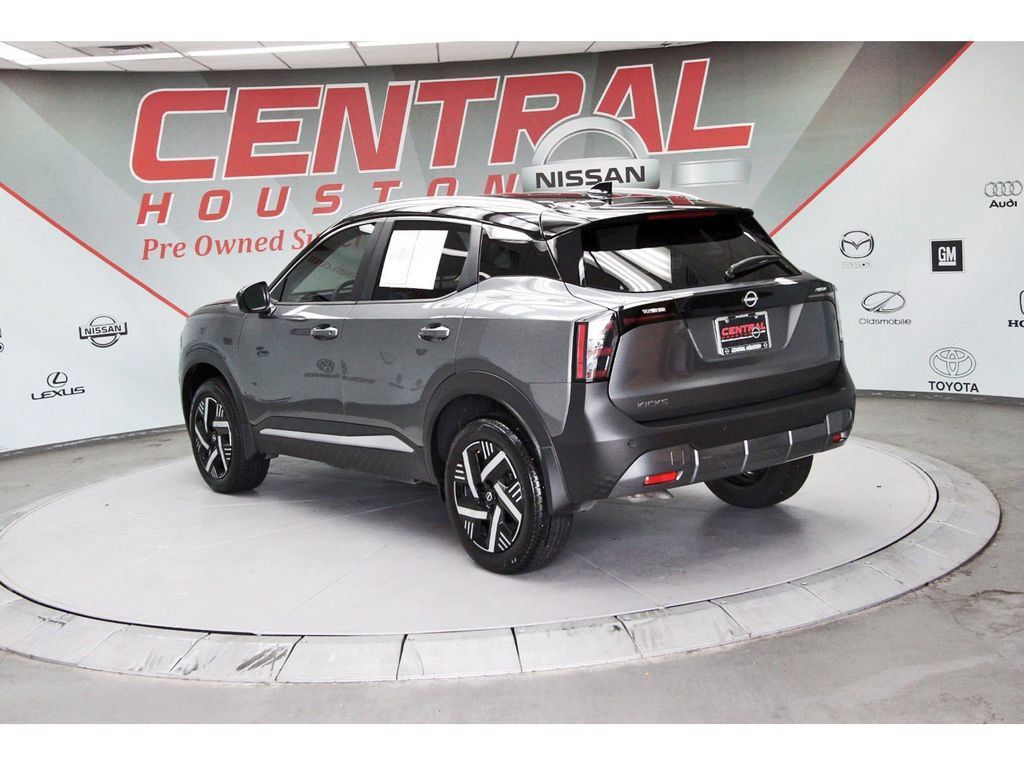 Used 2026 Nissan Kicks SV FWD image 3
