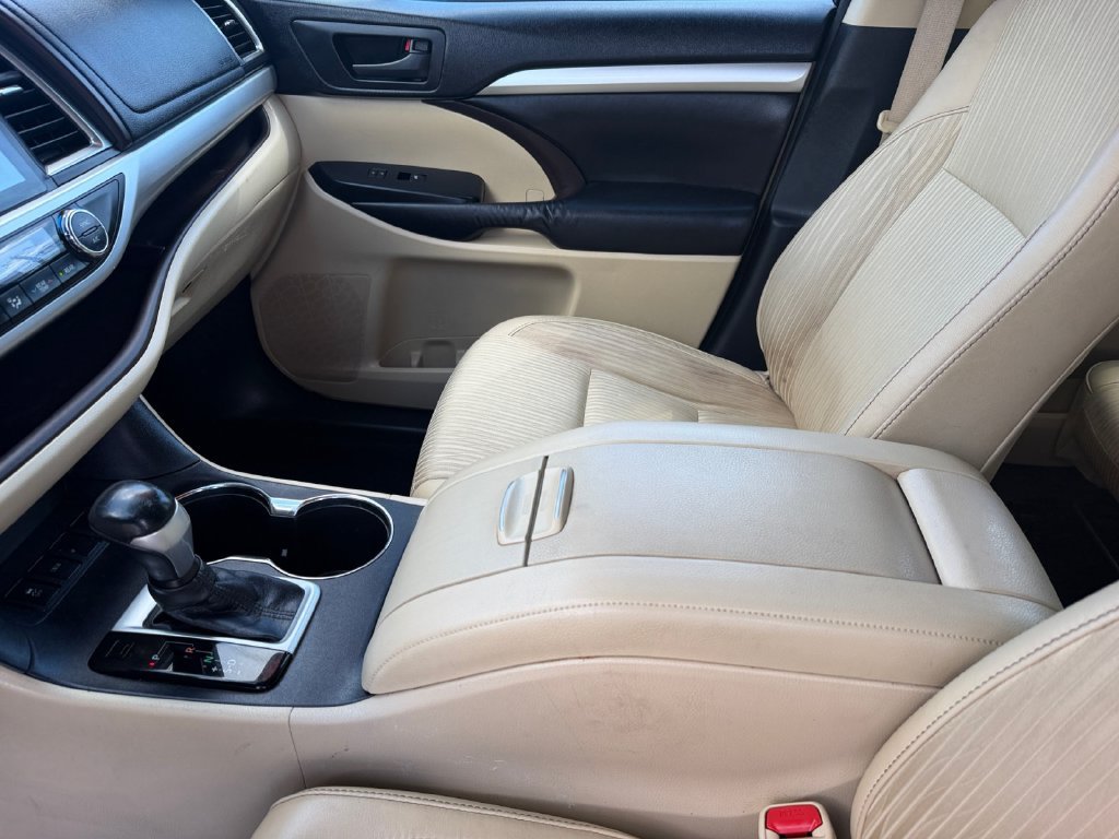Used 2016 Toyota Highlander Plus FWD image 12