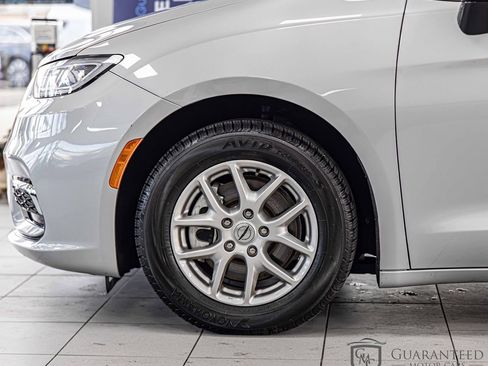 Used 2024 Chrysler Pacifica Touring-L FWD image 7