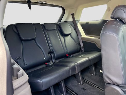 Used 2025 Kia Carnival FWD image 27