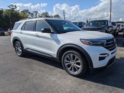 Certified 2022 Ford Explorer XLT w/ Equipment Group 202A RWD image 2